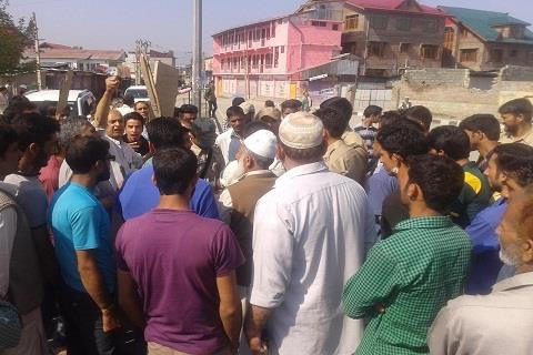 Habakadal residents protest against CRPF highhandedness, seek removal of bunker